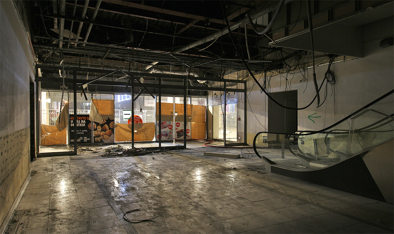 Za 45 let své existence byl samozřejmě neustále upravován. Změn doznal nejen prostor hlavního vstupu. Žádnou z nich ovšem nelze nazvat zásadní a původní duch stavby přetrval víceméně celou dobu existence Prioru.