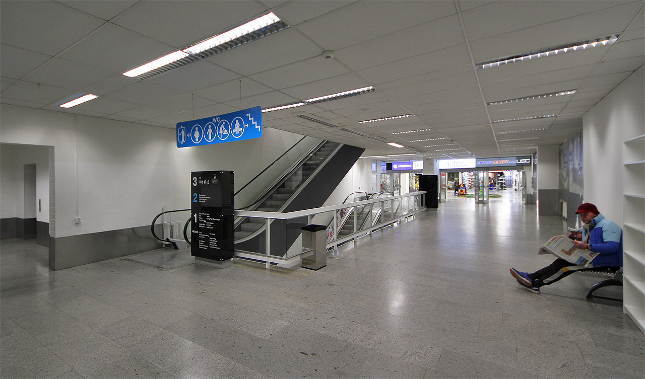 Zajímavým prvkem, svědčícím o laciném řešení vnitřních prostor, byl eskalátor mezi 2. a 3. patrem. Místo svou pásů pohyblivých schodů zde byl instalován pouze jeden, ve směru toliko nahoru, dolů už museli návštěvníci nejvyššího patra po svých (nebo výtahem a ti odvážnější po schodech jedoucích v protisměru).