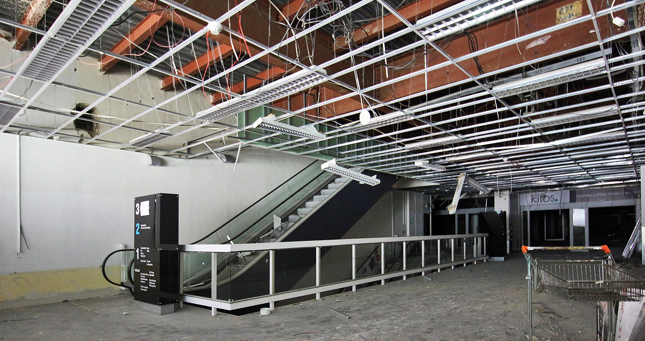 Totéž místo o necelé dva roky později, po započetí demolice na sklonku roku 2024.