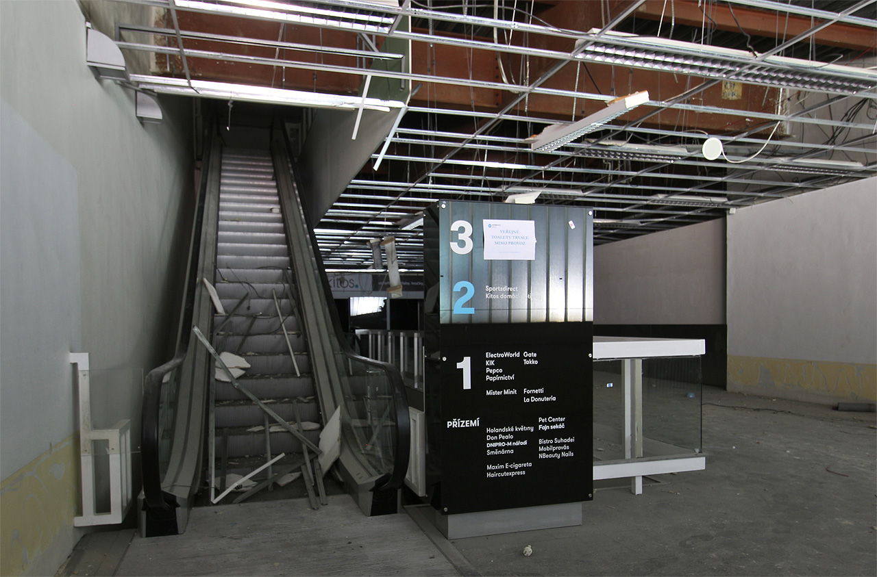 Rušení provozu probíhalo v roce 2024 postupně od nejvyšších poschodí směrem dolů.