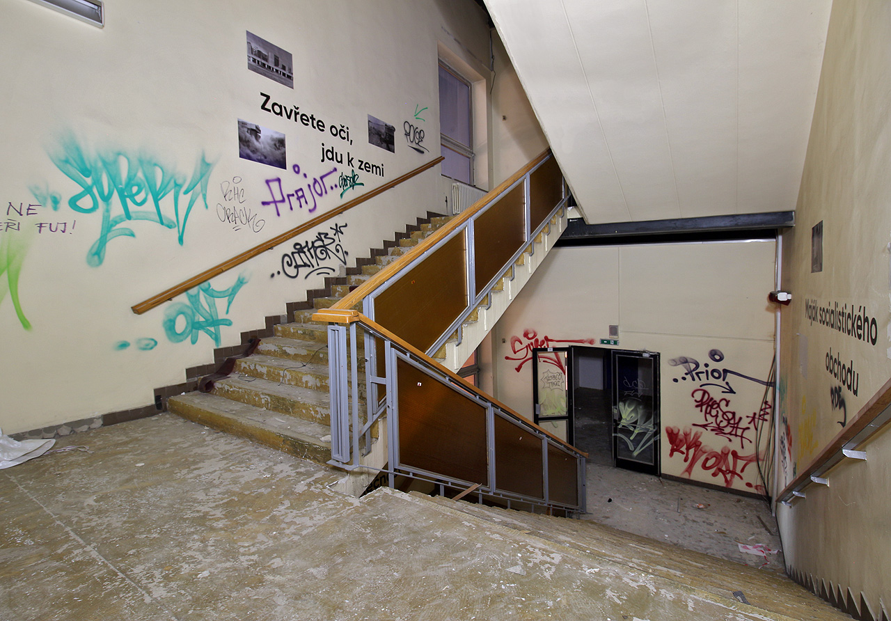 Před demolicí uvolnil majitel prostor schodiště ke svobodnému uměleckému vyjádření. To, co zde vzniklo, však působí poněkud rozporuplně.