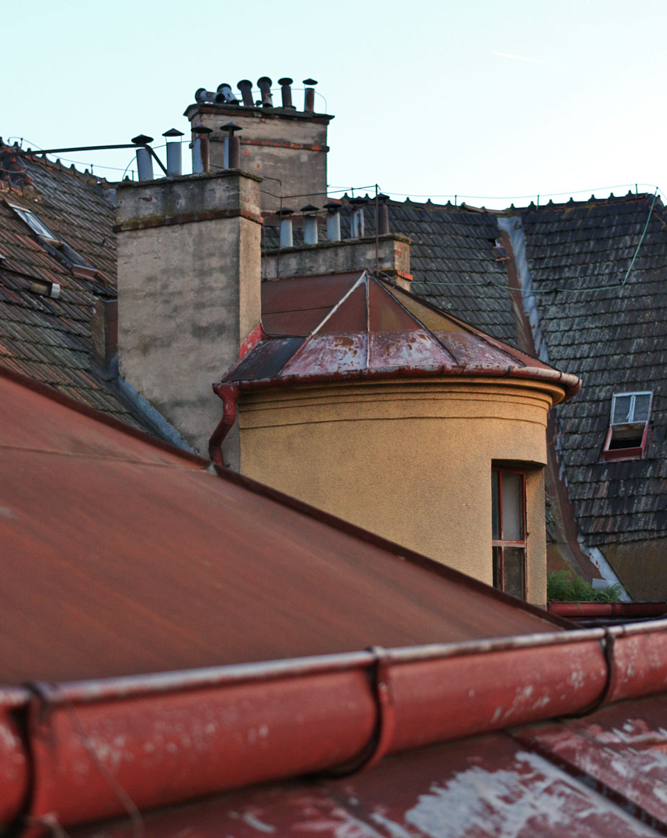 Poezie tichnoucích střech, která se stala navěky minulostí.