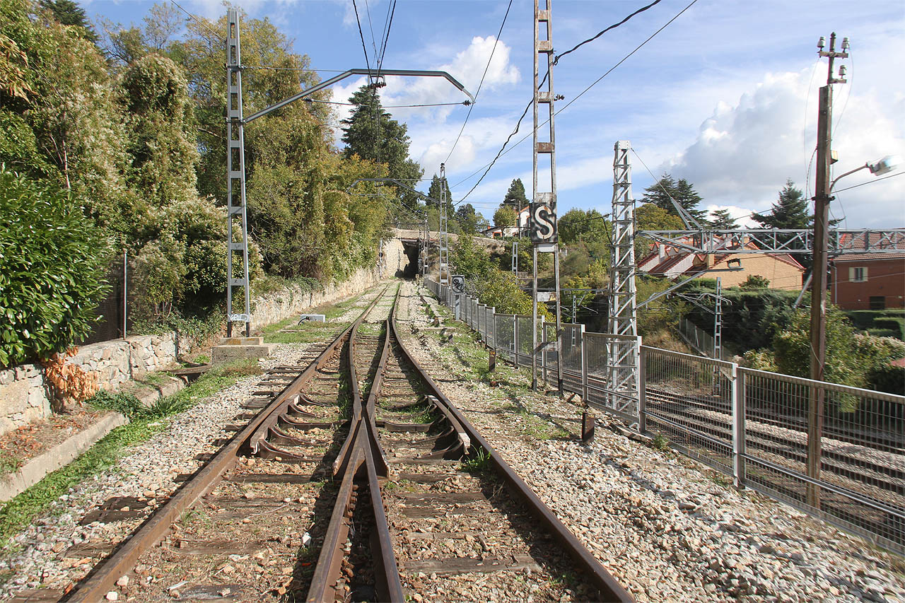 Dráha stoupá hned od začátku pěkně zostra. Ze stanice <a href="/Tema/Cercedilla (žst)">Cercedilla</a> se vydává padesátipromilovým stoupáním prudce nahoru do města. Než širokorozchodná trať dospěje k tunelu na konci nádraží, je už úzkokolejka nad tunelem.