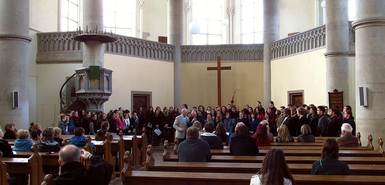 Vlaďka zpívá ve sboru Masarykovy univerzity Colegium musicum v Červeném kostele 21. 3. 2012.