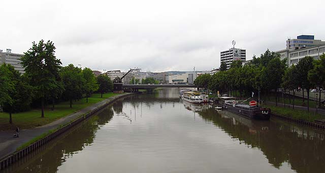 Celkově jde o mladé město, které vyrostlo díky obřím železárnám na březích řeky a také dolům v okolí.