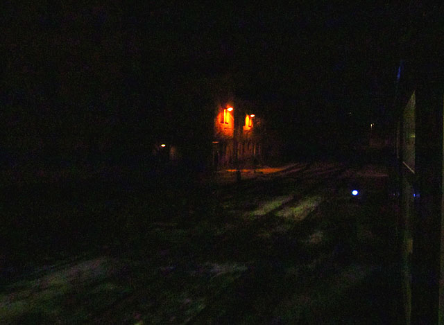 To je ono - Brno dolní nádraží. Budova je temná, jen výpravčí stojí před osvětlenou dopravní kanceláří. Vlevo je vidět kolej ze zrušeného depa.