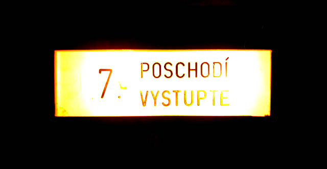Jezdit výše než do 7. poschodí je zapovězeno. V rámci důkladného studia budovy a sběru materiálů pro tuto reportáž jsme se nicméně rozhodli riskovat svůj život průjezdem přes nejvyšší patro a tedy můžeme potvrdit, že legendy o obracení, vymetání, lisování či postřiku kabinek se nezakládají na pravdě. Nahoře vás čeká něco mnohem lepšího.