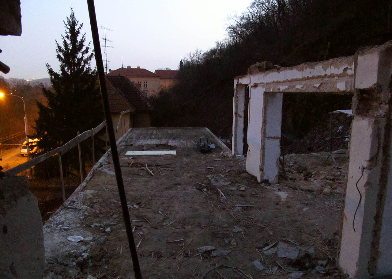 Po znárodnění stavba spadala do správy KSČ, později se stala majetkem státu a v 90. letech 20. a 0. letech 21. století postupně zchátrala, aniž by byla udržována nebo privatizována. Přestože kavárnu Lido si již neprohlédneme, typické rysy Skrabalových staveb lze obdivovat přímo na domech na protějším břehu řeky.