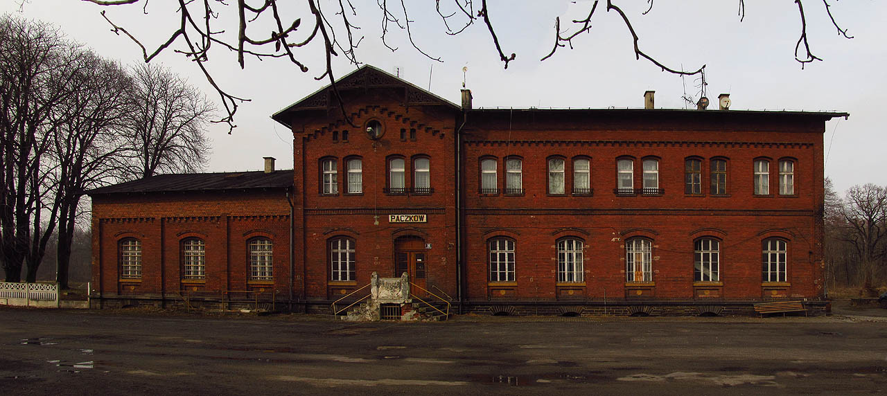 S železnicemi jsme ale ještě neskončili. Dalším mírně záhadným cílem bylo nádraží v Paczkówě. Sem se sice cestující už taky nepodívají, nákladní vlaky ale dvoukolejnou <a href=http://kolejpodsudecka.pl>Podsudetskou magistrálu</a> brázdí zhusta.