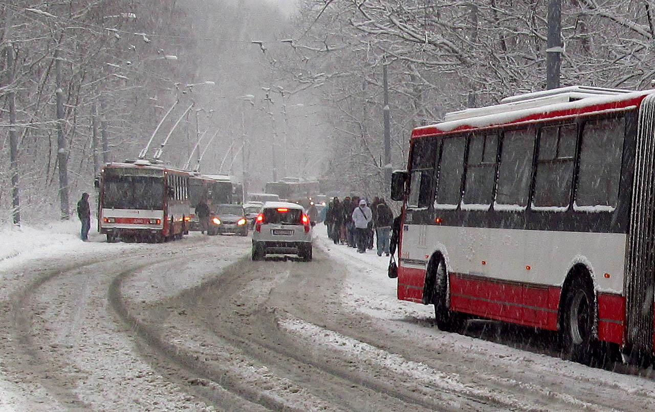 Od roku 1979 se šplhají trolejbusy od mostu přes řeku Svratku průsmykem do Nového Lískovce. Stmou a klikatou cestu z města přes kopec k dálnici nahradil sice v roce 1998 tunel, tím ale trolejbusy nemohou a tak dál zdolávají náročný terén. V případě sněhové kalamity, podobné té z 18. března 2013 je ovšem cesta do Lískovce nemožná a cestující se musí spolehnout na vlastní nohy.