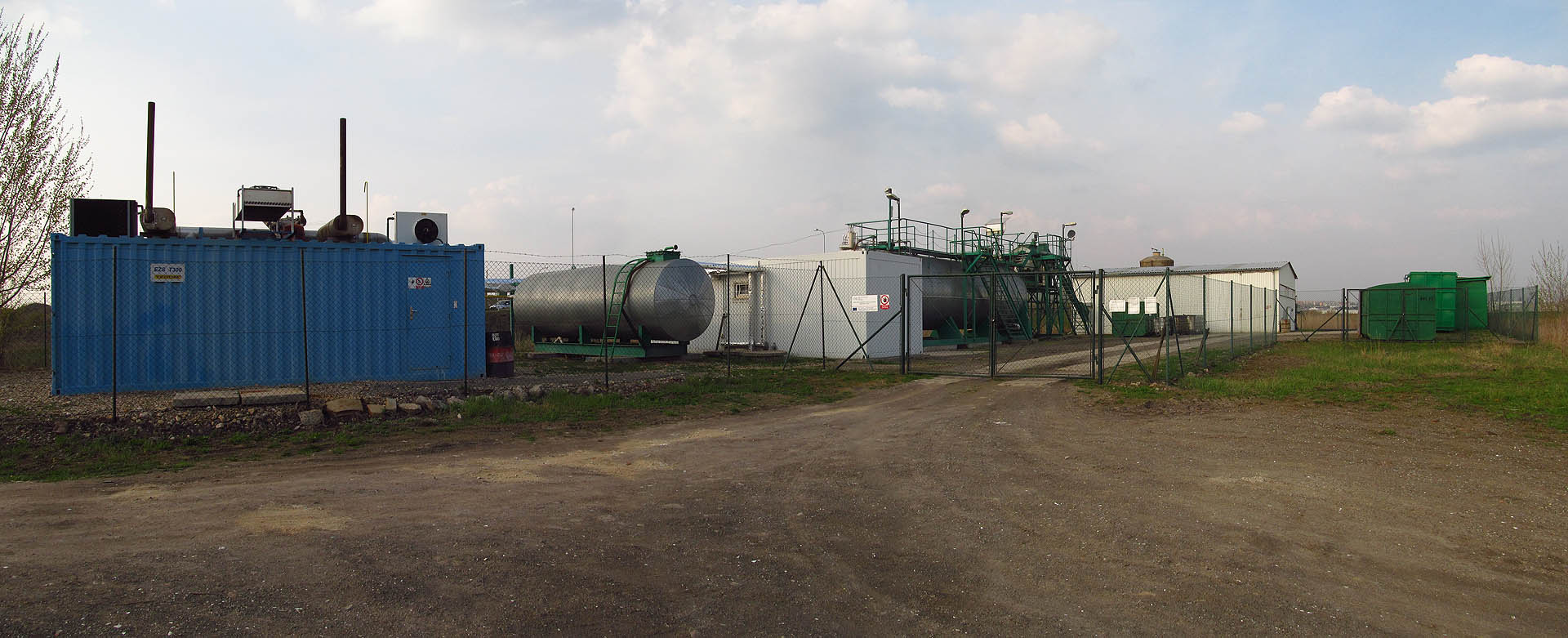 Jediná bioplynová stanice v Brně má kapacitu asi 1000 t biologicky rozložitelných odpadů ročně a jako experimentální zařízení ji provozuje Ústav pro využití plynu. Před zraky občanů je opravdu důmyslně ukryta ve čtvrti, o níž většina brňanů nemá ani ponětí. Zde, za bývalou rekultivovanou skládkou, obklopena továrními halami a opuštěnými haldami tiše vrní v plně automatickém provozu. V připojené kogenerační jednotce (modrý kontejner) se vzniklý bioplyn spaluje za vzniku elektřiny společně se skládkovým plnynem z vedlejší uzavřené skládky, po které zatím vesele pobíhají zajíci a srnci.