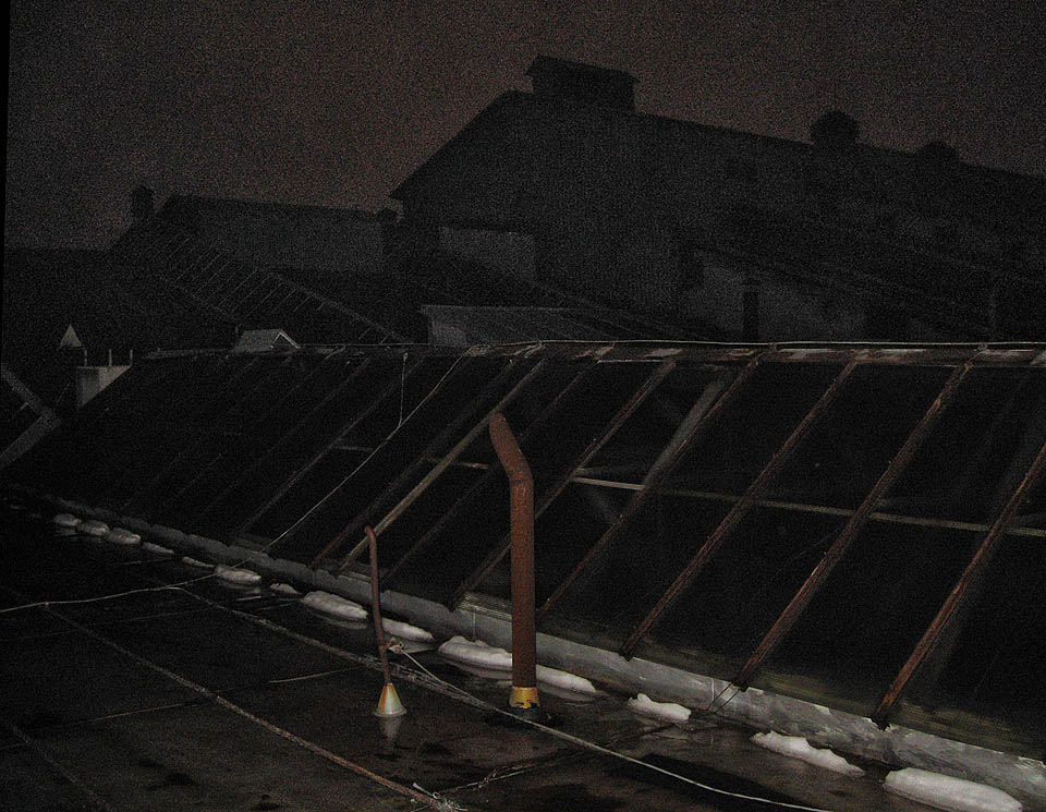 Cesta dovnitř vedla přes střechy poseté světlíky a větracími výduchy.