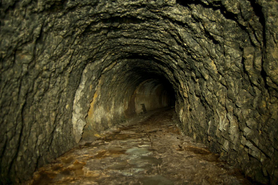 V zadní části mizí betonové ostění tunelů stejně jako úzkokolejná trať vedoucí po jejich dně.
