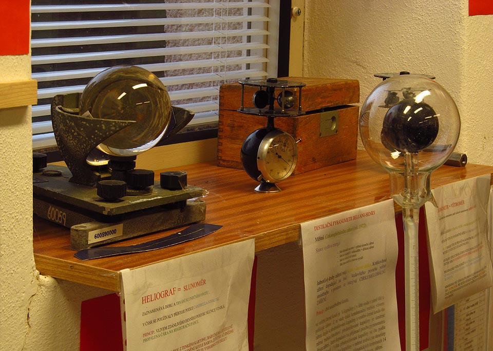 Přístroje z té doby dnes již tdobí malé improvizované muzeum ve sklepě observatoře.