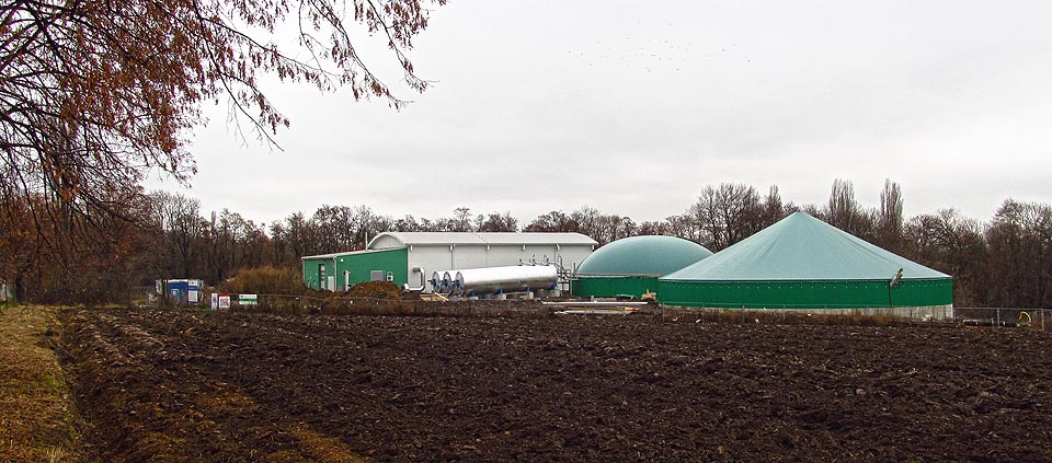 Bioplynová stanice využívá pokročilou technologii s trojicí ležatých fermentorů, ve kterých se nechtěný odpad mění na hodnotný plyn.