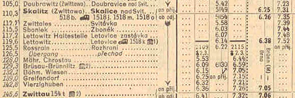 Správně odpověděli ti, kdož si uvědomili, že Brněnec patřil k říši, tj. nápisy nebyly dvojjazyčné, ale pouze německé (a i kdyby v říši nebyl, němčina zaujímala vždy první místo) - přestože totiž v říjnu 1938 Moravskou Chrastovou československá armáda ubránila, byla oblast později v listopadu v rámci 6. záboru připojena k říši. Stanice se navíc jmenovala úplně jinak, jak dokládá výřez z jízdního řádu z roku 1944.