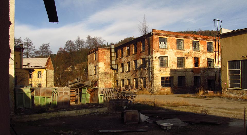 Pohled zpátky k severu na budovy, které byly v roce 1944 součástí vybudovaného koncentračního tábora Oskara Schindlera určeného Židům pracujícícm ve zdejší továrně.