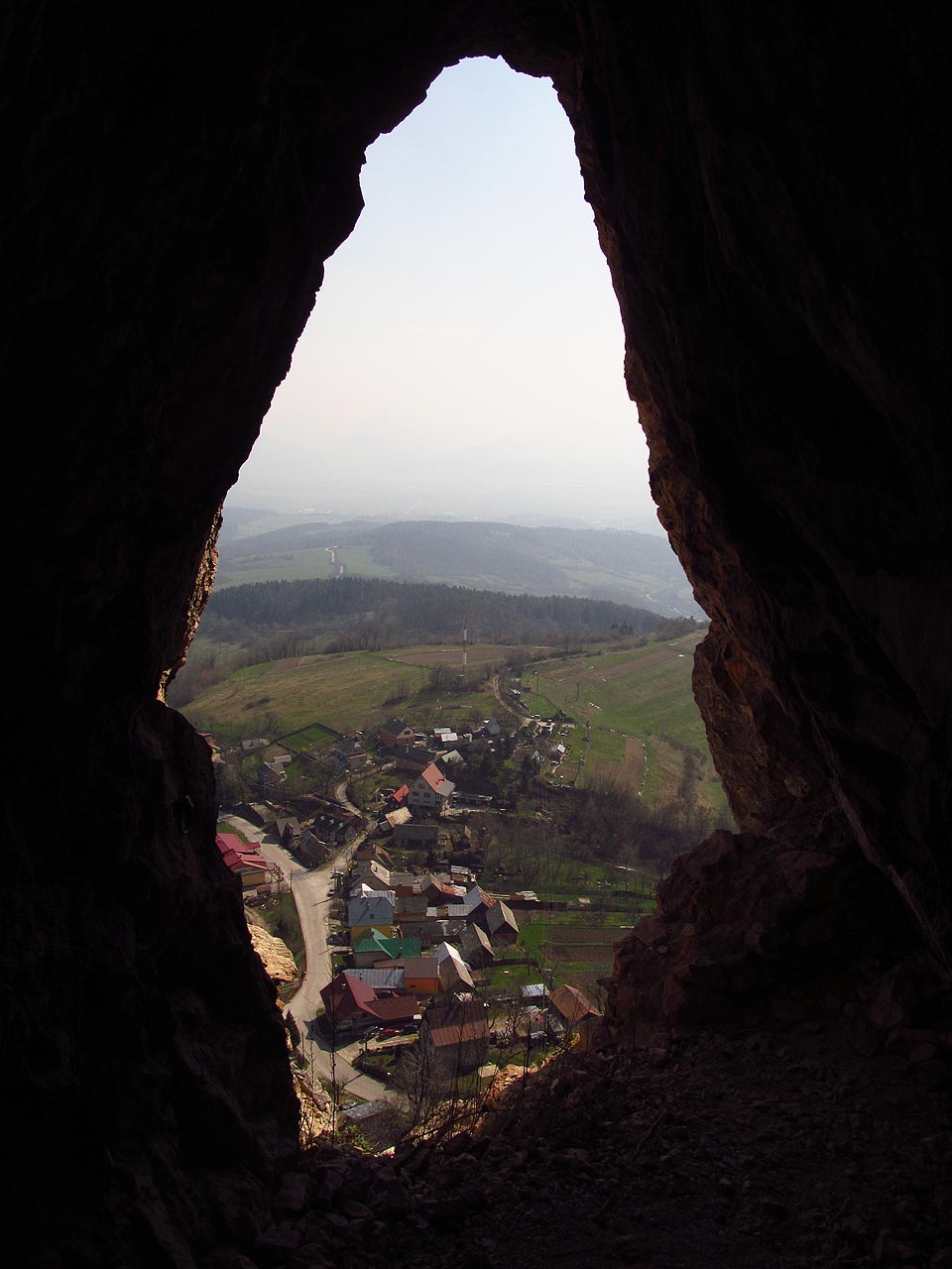 Pohled na Vršatecké Podhradie z jednoho z oken bývalého hradu.