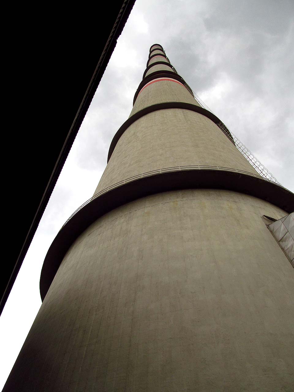 Pokud bude ovšem potřeba pořádný tah, lze kouř poslat „postaru“ do komína. Je vysoký 300 m a drží tak rekord nejvyšší zděné stavby (kromě tří kovových vysílačů) v ČR.