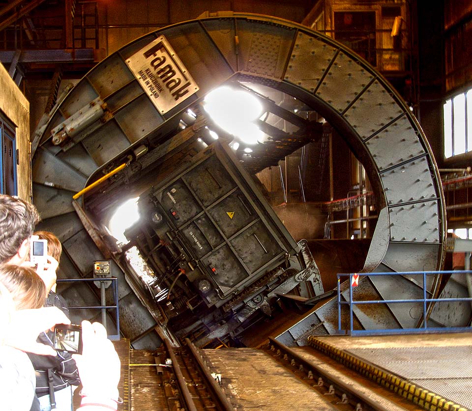 Unikátem elektrárny je výklopník na uhlí, kde se otáčí rovnou celé vagóny vzhůru nohama. Dílo polské firmy Famak je spojeno s automatizovanou vlečkou, na které si stroj sám posouvá vagóny s uhlím sem a tam.