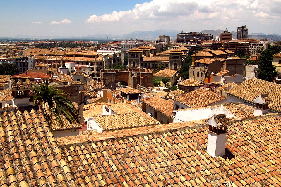 Pohled přes střechy na město Granadu.