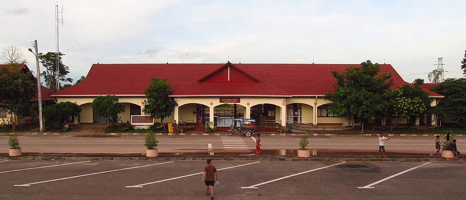 V Laosu existuje jediná železnice o délce asi 3 km vedoucí z Thajska přes řeku Mekong na předměstí hlavního města ວຽງຈັນ (Vientianne).