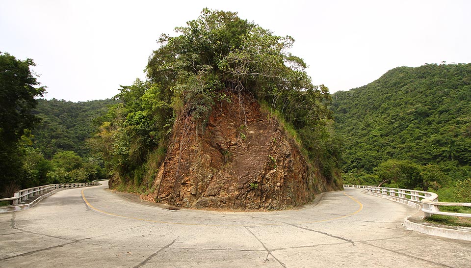 Cesta přes hory do Baracoy se vine po skalách jako had. Provoz je tu mizivý, nejčastěji potkáte autobus s turisty.