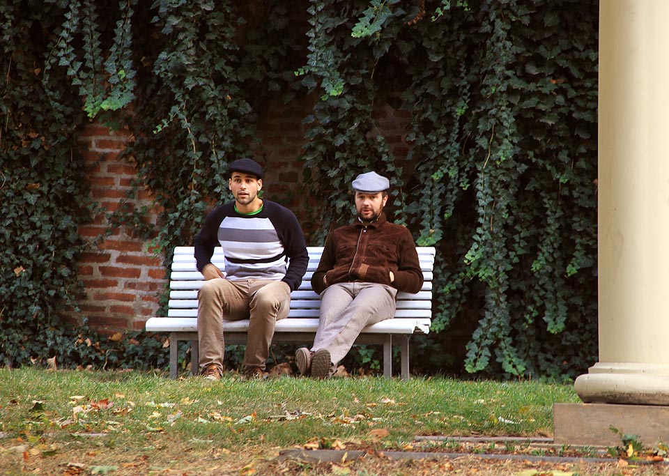 Na úvod pobudové z party Modrých stínů (Přema a Čáp na snímku) chytili a zbili Širokka.