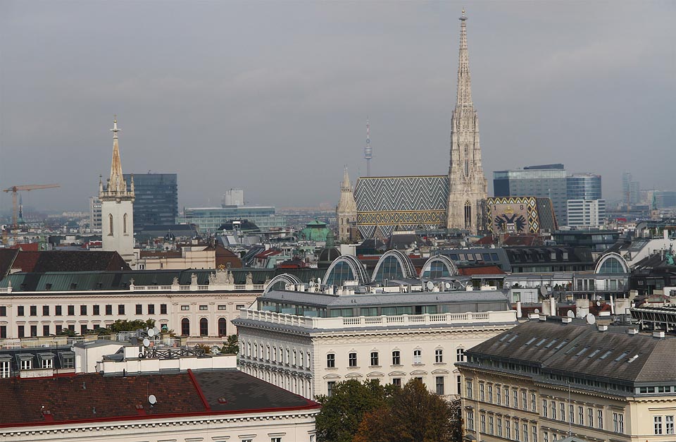 Pohled na Stephansdom, jehož střechu pokrývají tašky z Břeclavi.
