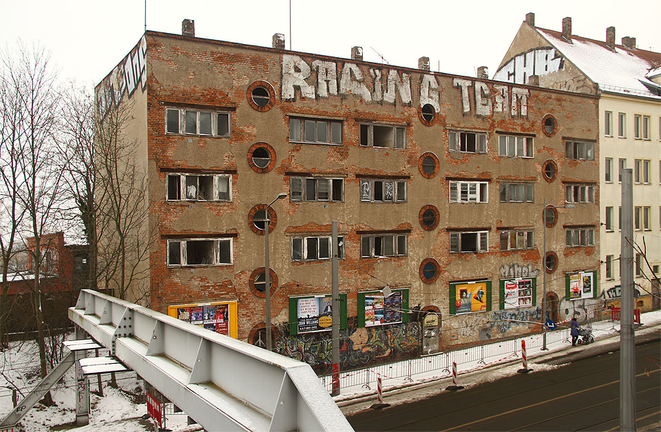 Mírně funkcionalistický dům na Torgeuer Straße.