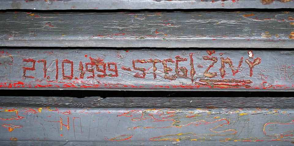 27. 10. 1999 Stegi - živý. Nápis na lavičce mně připomíná jednoho z legendárních táborníků. Doufám, že je i po 18 letech pořád ještě živý.