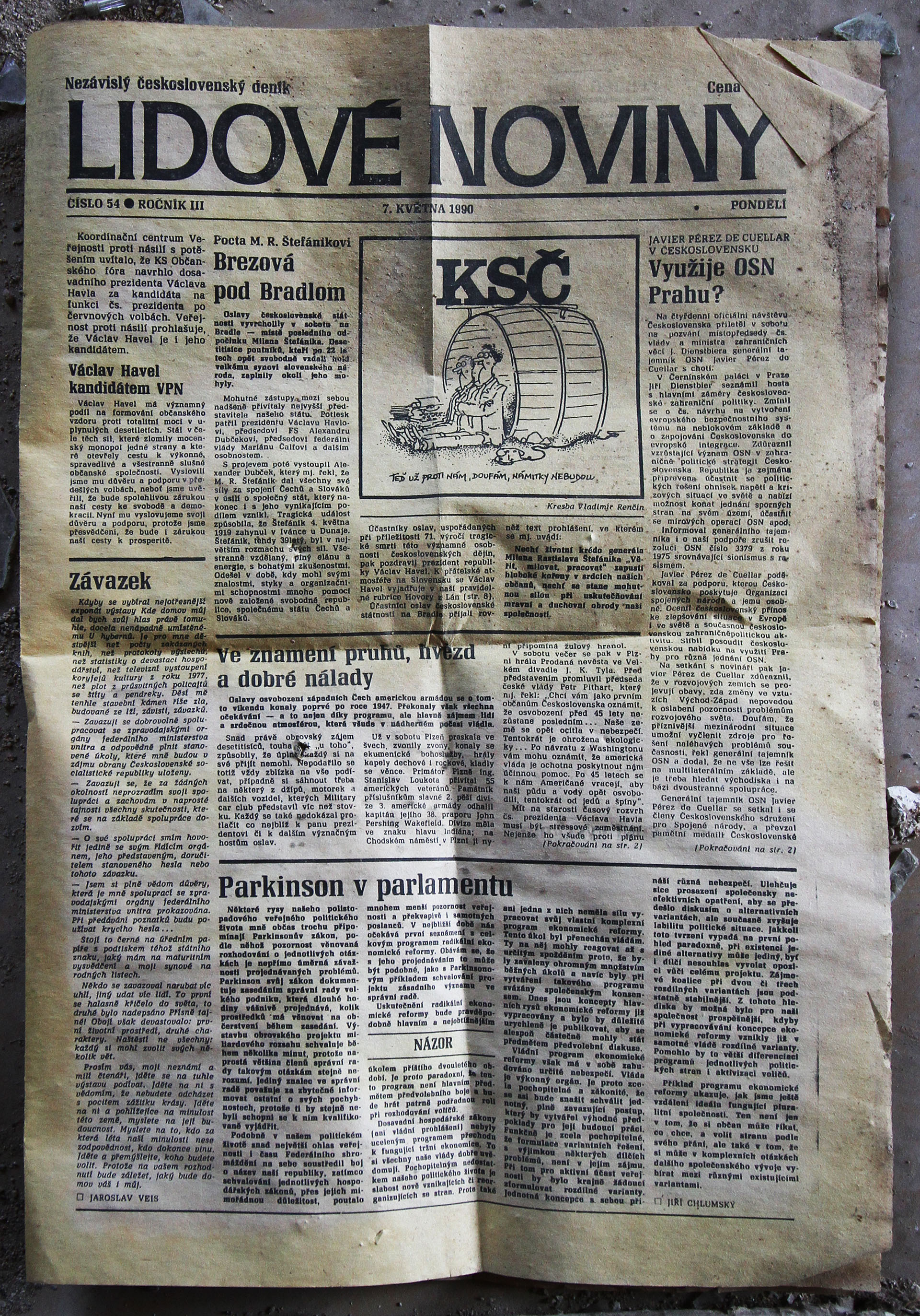 Loučíme se pohledem na nalezené Lidové noviny ze 7. května 1990. Za těch necelých 27 let se společnost neuvěřiteleně posunula - jako obvykle nečekaným směrem.