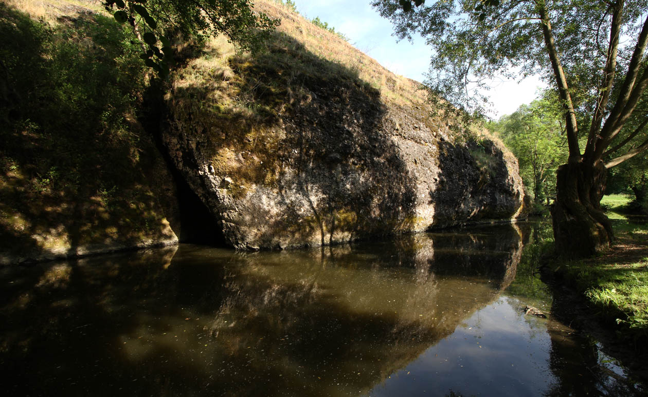 Pod bývalou tvrzí na okraji Budkovic nacházíme romantické zákoutí řeky, ze které vyrůstá slepencová skála. Být tu o dva metry víc vody, dalo by se z ní i skákat.