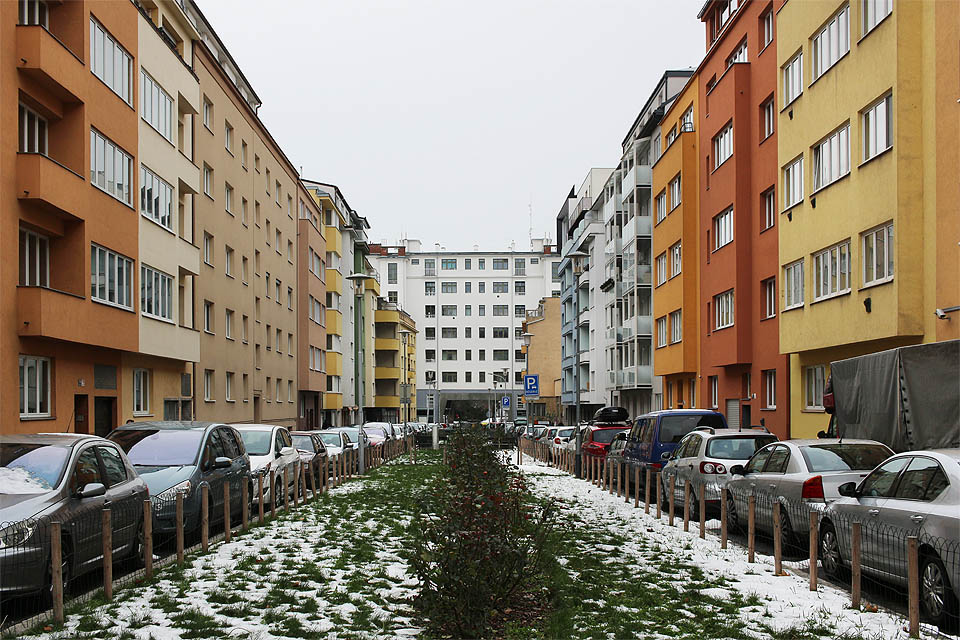 Mášova ulice: funkcionalistické domy ze 30. let doplněné několika mladšími budovami - jedno z nejhustěji obydlených míst v <a href="/tema/brno">Brně</a>.
