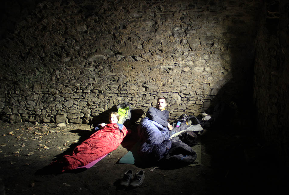První noc jsme přespali v podzemí hradu Vikštejna nedaleko Vítkova. Místní trampové nás zvali k ohni, ale vstávali jsme za čtyři hodiny a tak nebylo radno se přátelit s nikým kromě vlastního spacáku.