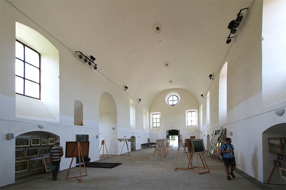 Hřbitovní kostel Panny Marie ve Vyškově slouží v současnosti jako umělecká galerie. Po rodině Kachlíkově tu o prázdninách budou vystavovat (nejen) foglarovci ze skupiny Mazec.