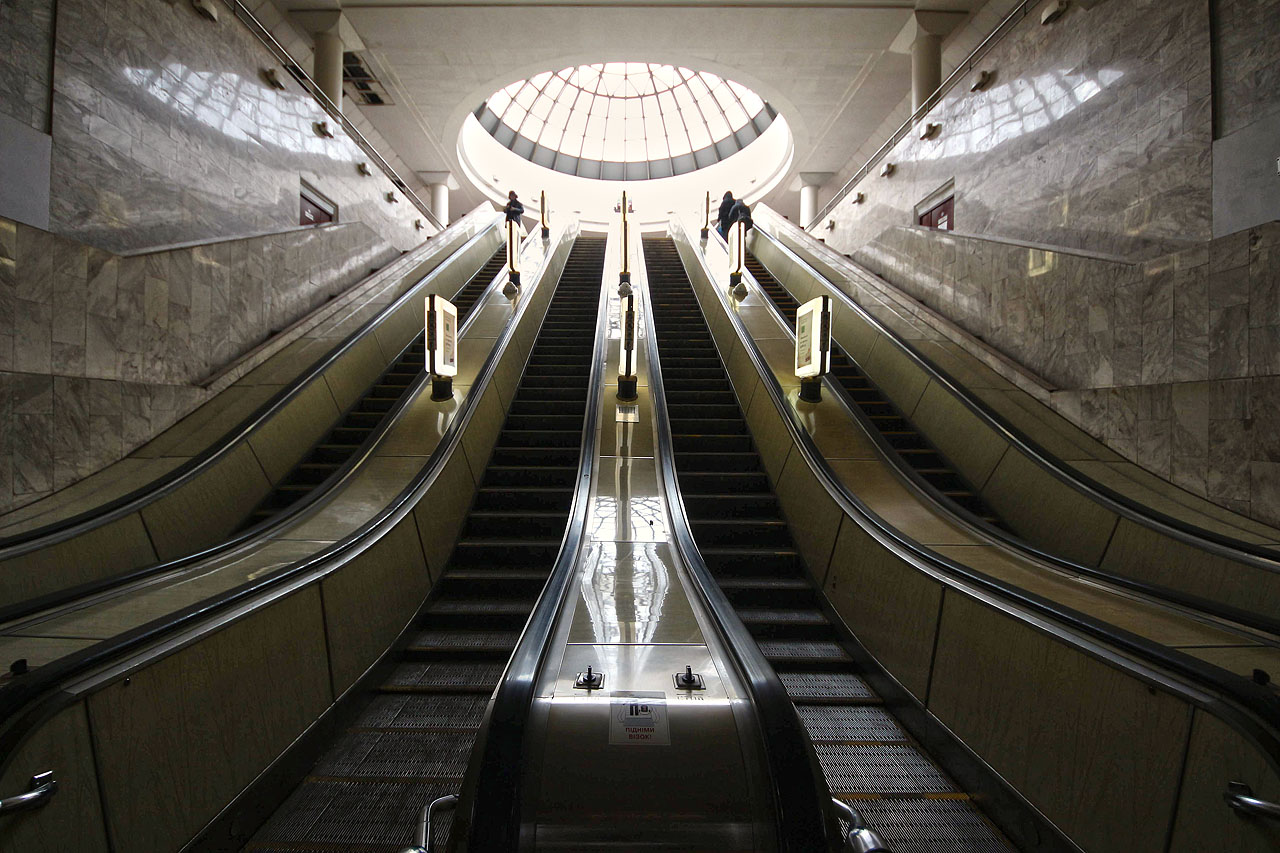 Blíží se čas loučení. Pohled zespodu do proskleného vestibulu stanice metra Північна u hlavního nádraží.