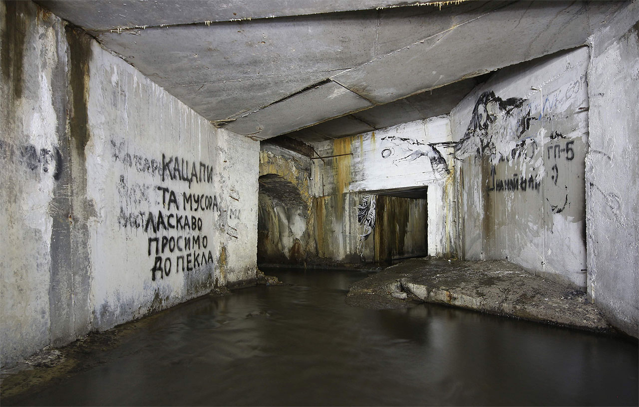 Podzemí Kijeva je protkáno stovkami kilometrů odvodňovacích štol a chodeb. Voda v nich je čistá a nesmrdí, na povrch se dá dostat na různých místech. Narazit tu lze i na politické nápisy, pod Majdanem zejména protirusky laděné.