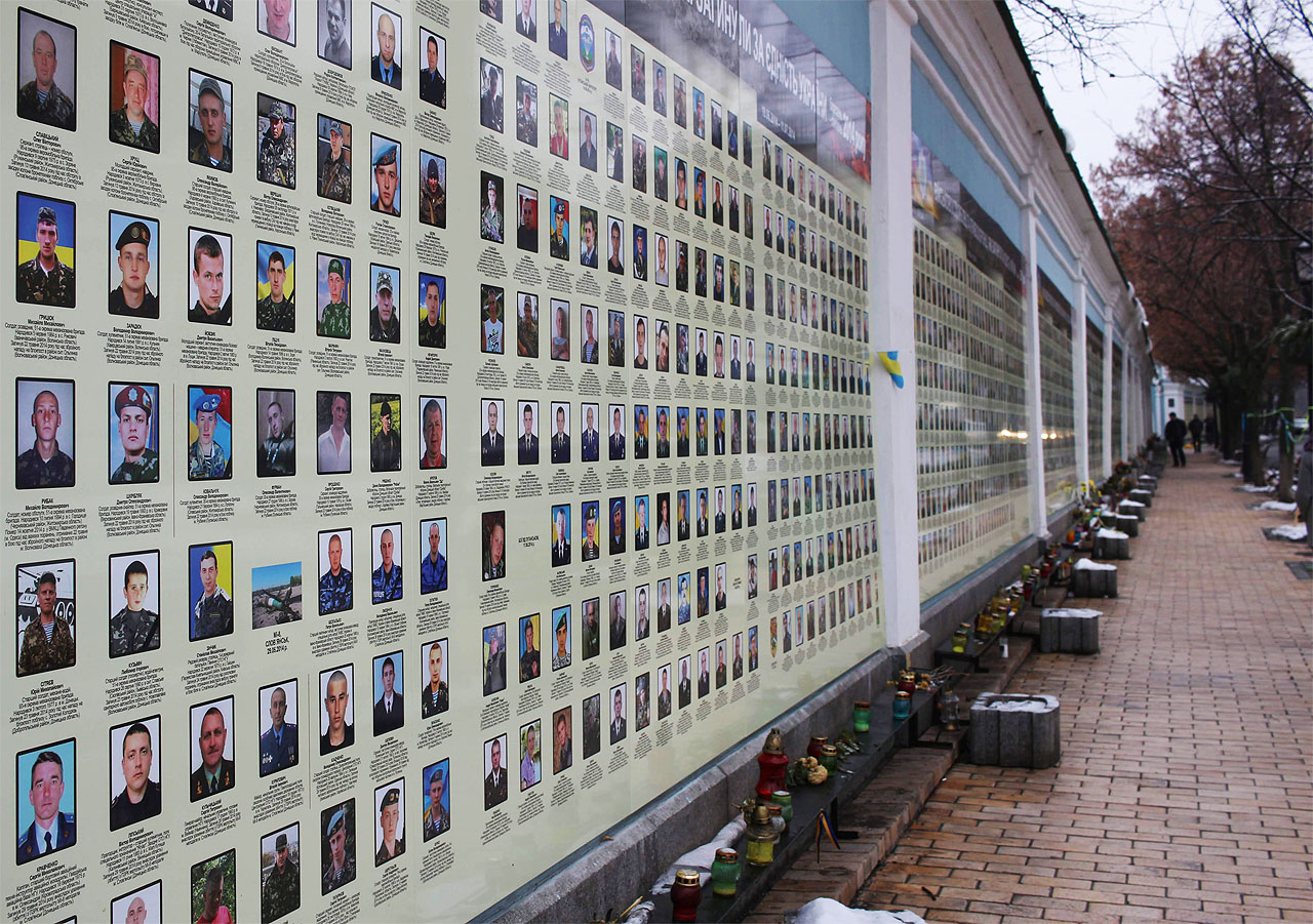 Na obřím památníku padlých v probíhající občanské válce na východě Ukrajiny neustále přibývají jména. Pohled je o to horší, že ve skutečnosti je padlých ještě dvakrát víc…