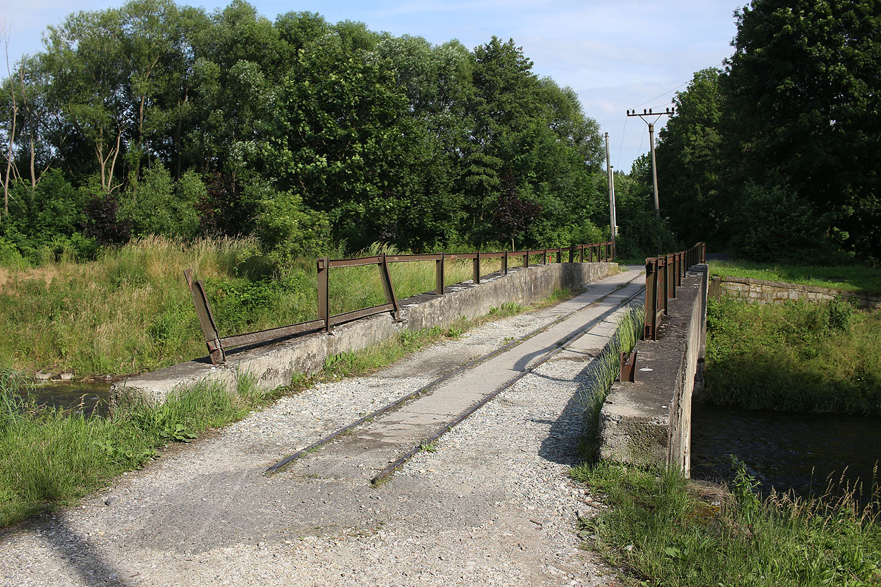 Jednou z největších zajímavostí okolo <a href="/Tema/Šamotka ve Vidnavě">vidnavské šamotky</a> je betonový železniční most přes Vidnávku, po kterém jezdily úzkokolejné vláčky z kaolinem z lomu.