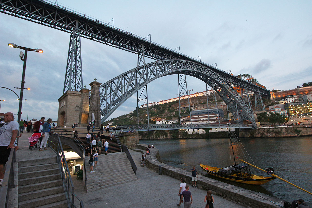 Symbolem města je tramvajový ocelový Luísův most z roku 1886. Stejně jako na stavbě o 16 let staršího Ivančického viaduktu i zde spolupracovala na návrhu slavná mostařská Eiffelova kancelář. V době svého dokončení byl Luísův most nejdelším ocelovým obloukem na světě.