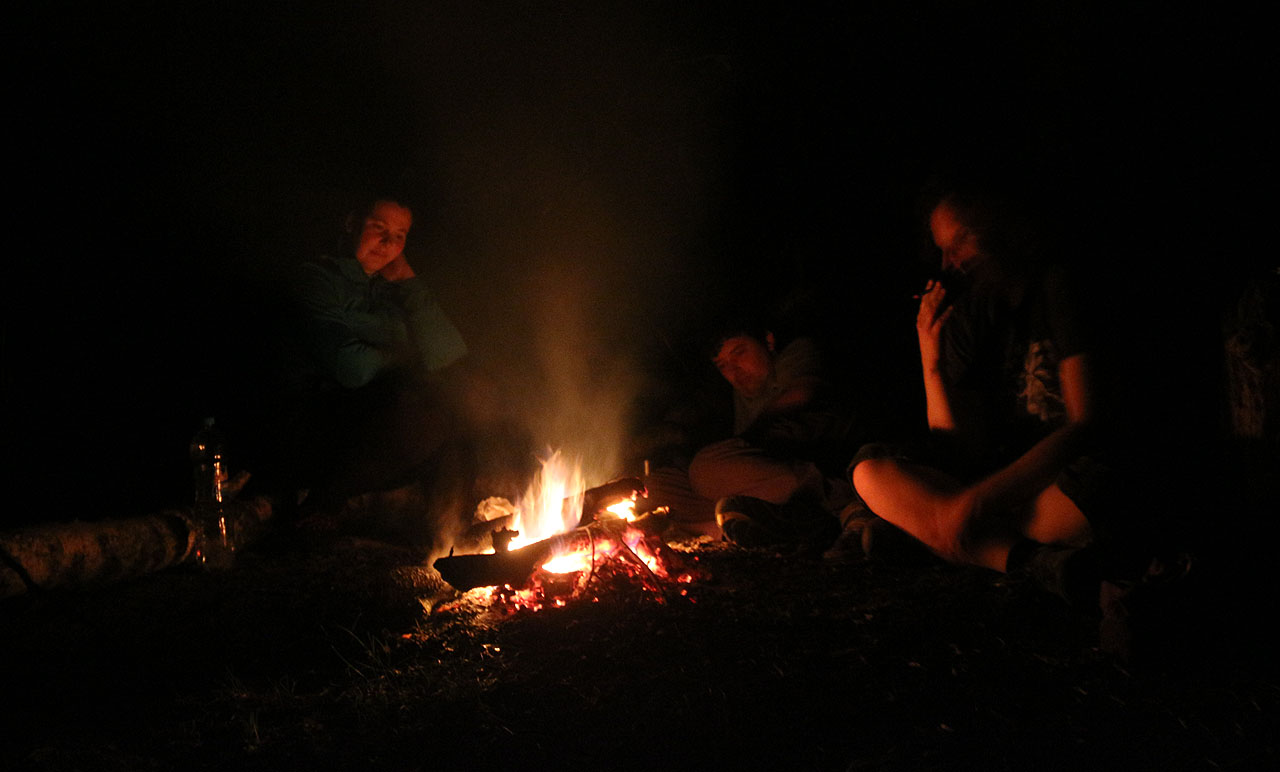 Oheň na břehu Maršovského jezírka v noci.
