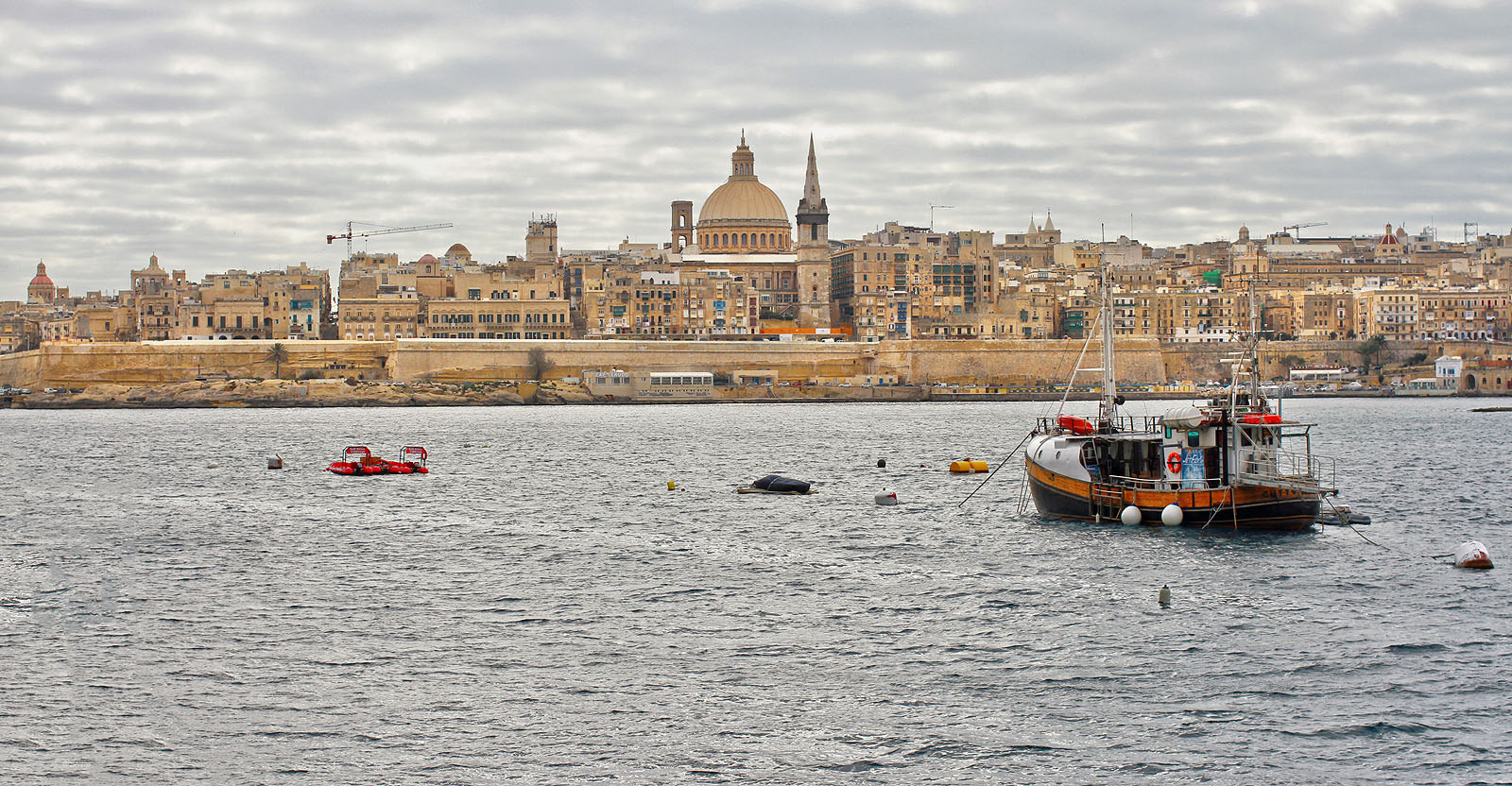 Ranní výhled od hotelu na Vallettu na protějším břehu zátoky Marsamxett.