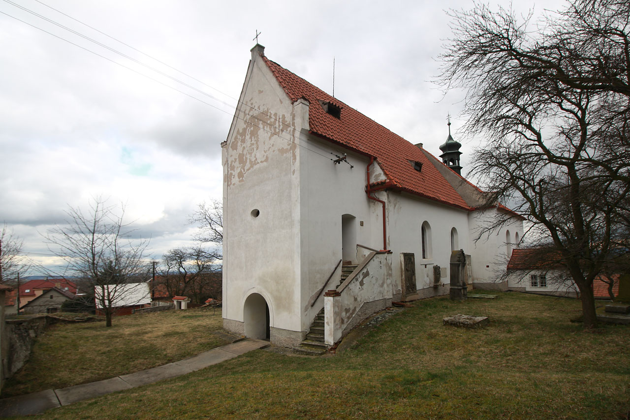 Kostel svatého Matouše byl dříve zasvěcen svatému kříži. Na první pohled výjímečná stavba ze 12. století má hluboko posazený vchod a zvnějšku přistavěné schody na kúr. Jako Adamovák Třeboníňákům něco takového tiše závidím.