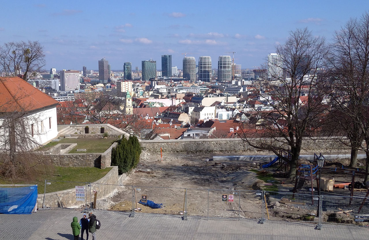 Bratislava skrývá ještě ohromné množství dalších památek a příležitostí. A nejen díky Čierným dierám ještě máme do budoucna hodně, co objevovat.