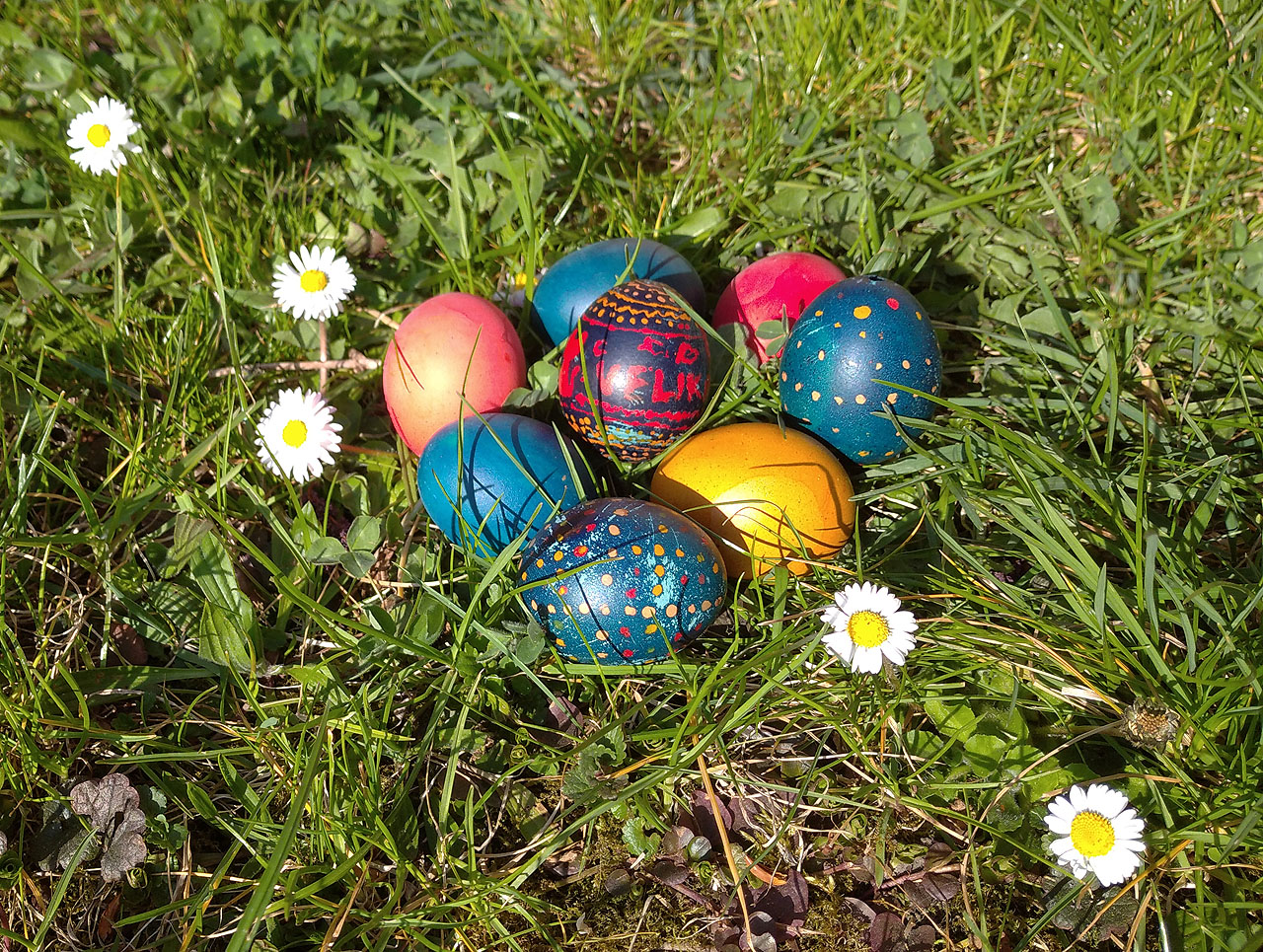 Po mnoha letech jsme letos barvili na Velikonoce vajíčka. Využil jsem své znalosti voskové batiky po babičce a zkusili jsme to rovnou trojbarevně.