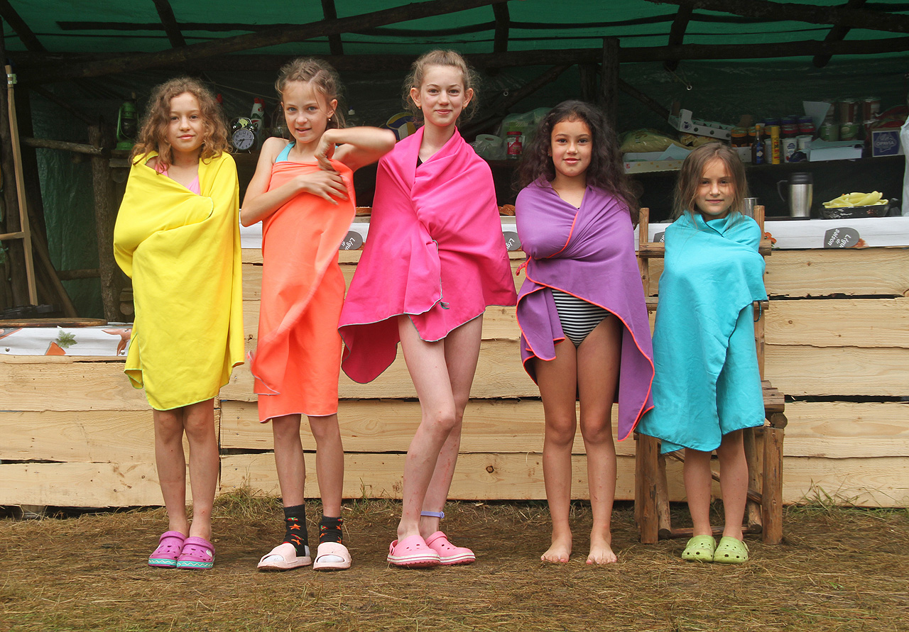 Táborová děvčata seřazená podle barev: Veverkla, Míša, Hanka, Eliška a Sofča.
