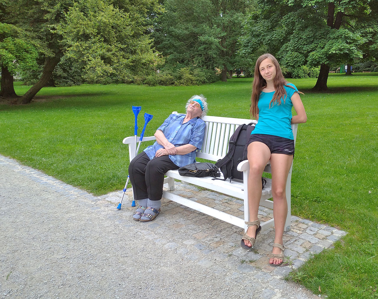 Babička i Doubravka se oděly do modré a společně mně zapózovaly v zámeckém parku.