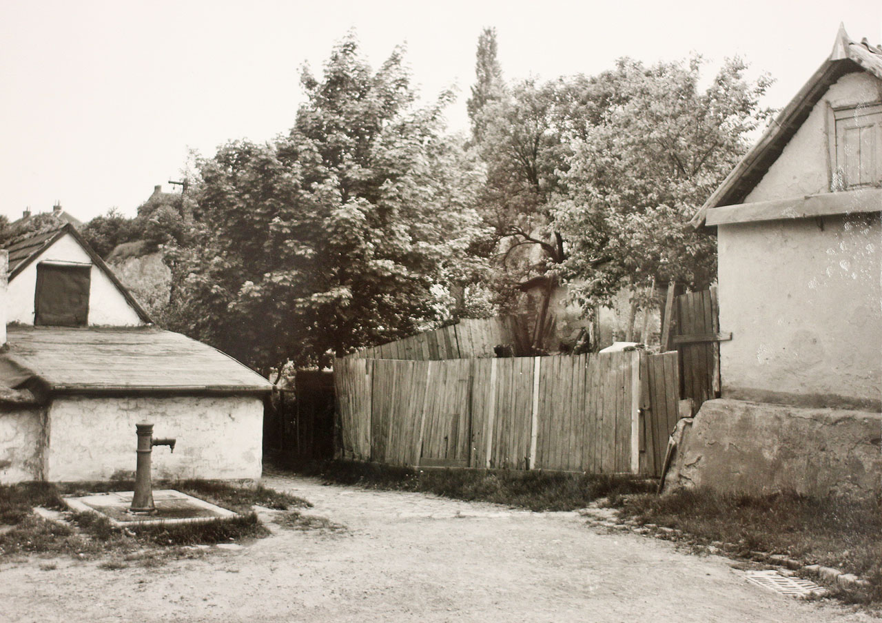 Jiným dokladem o podobě brněnských dělnických kolonií je poválečná fotka jedno z tolik potřebných maďarských hydrantů v Písečníku.