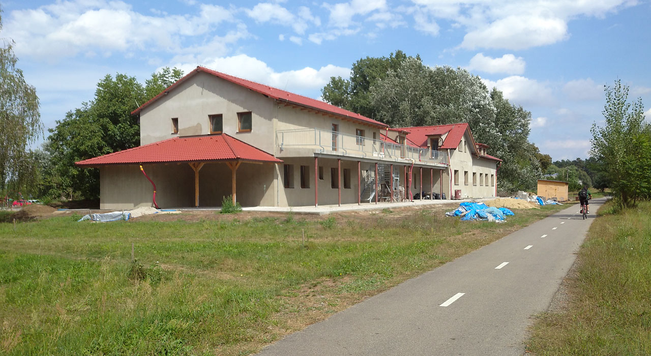 A další zrušená dráha: bývalá nádražní budova v Dubňanech prochází rekonstrukcí. Místo kolejiště však kolem ní prochází už jen cyklostezka po trase bývalé železnice z Mutěnic do Kyjova.